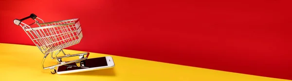 Dükkandaki araba akıllı telefondan kalkıyor. E-ticaret, mal teslimatı, online alışveriş..