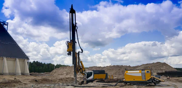 Hydraulic Drilling Rig. The device of bored piles with casing. Foundations and grounds. Drilling in the ground. Technologies.