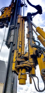 Hidrolik sondaj donanımı. Mermi kovanlı sıkılan yığınlar cihazı. Temeller ve zemin. Toprağı eşeliyorlar. Teknolojiler.