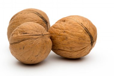 Beyaz arka planda üç ceviz.