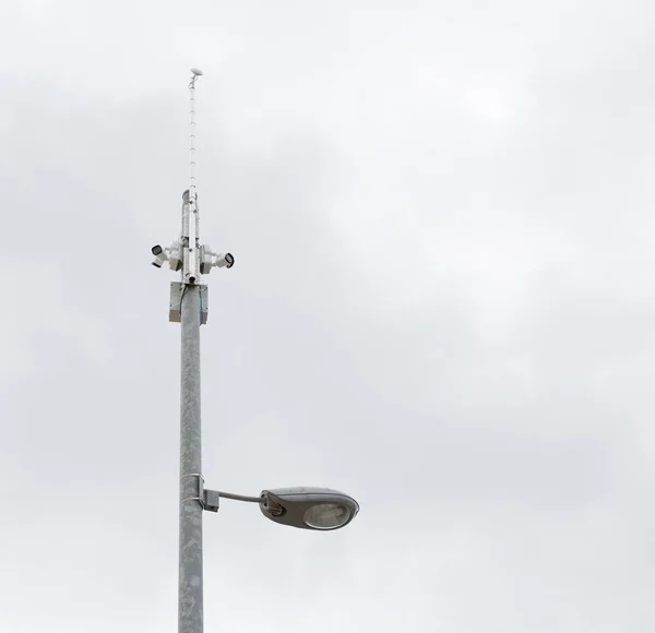 Security cameras and street light on a metal post — Stock Photo, Image