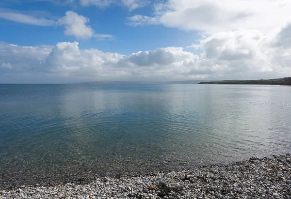 Jasné modré moře na Moelfre, Anglesey, North Wales — Stock fotografie