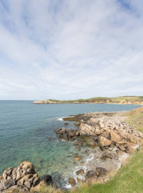Cemaes Bay Anglesey, North Wales içinde yakın kayalık koyları
