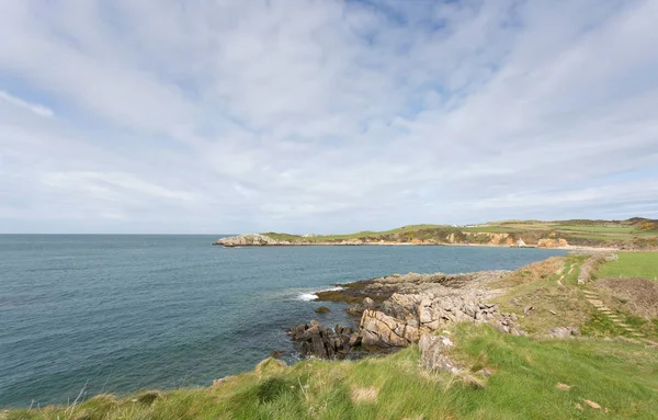 Rotsachtige baaien Kortbij Cemaes Bay in Anglesey in Noord-Wales — Stockfoto