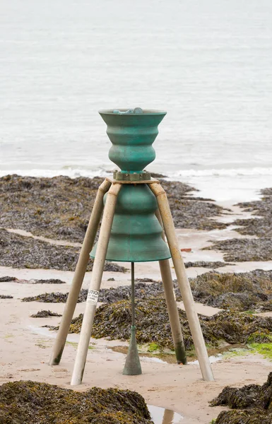 Přílivové bell Cemaes Bay v Anglesey, North Wales — Stock fotografie