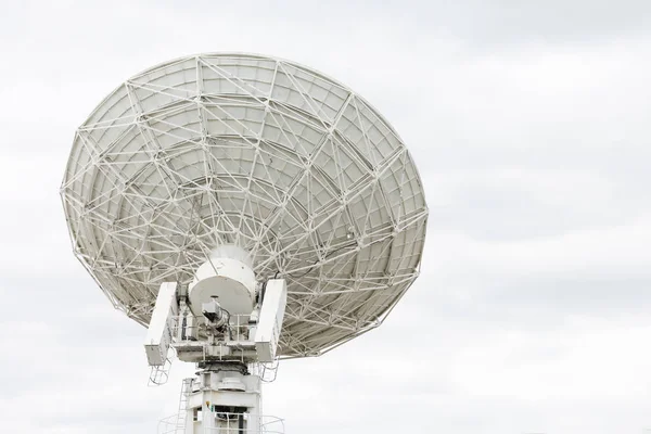 Radioteleskop maträtt pekar mot himlen — Stockfoto