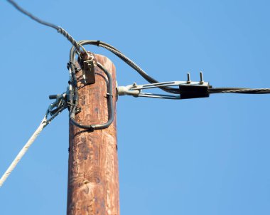 Mavi gökyüzü ile güç hatları