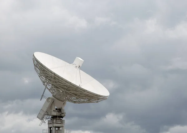 Radioteleskop maträtt pekar mot himlen — Stockfoto