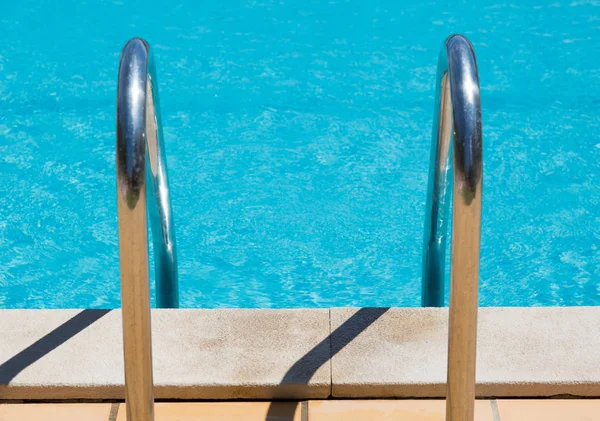 Rostfritt stål steg som leder in i pool — Stockfoto