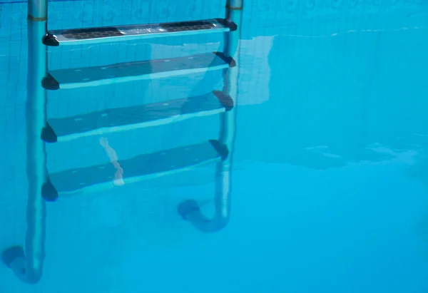 Escaleras de acero inoxidable bajo el agua en una piscina — Foto de Stock