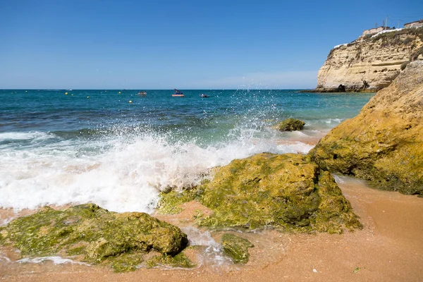 Olas estrellándose contra rocas en la playa de Carvoeiro en Portugal — Foto de Stock