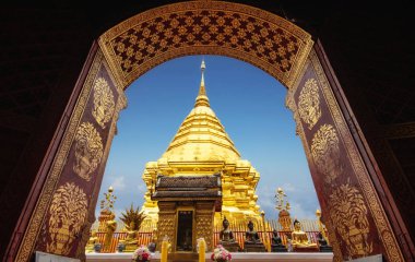 Wat Phra 'daki antik kapı mimarı Doi Suthep tapınağından altın pagoda manzarası. Tayland, Chiangmai 'de ünlü turist tapınağı merkezi.
