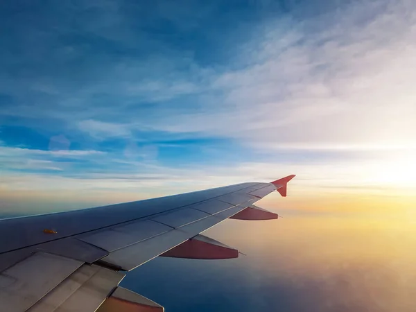 Zonsondergang hemel gezien door het raam van het vliegtuig, vliegtuig raam. reis- en vakantieconcept — Stockfoto