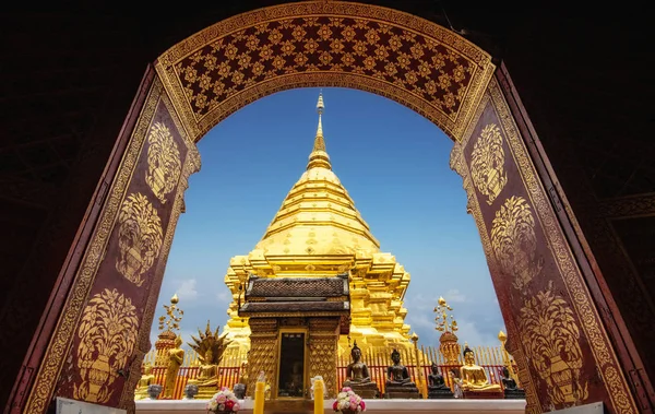 Vista de la pagoda de oro a través de arco de arquitectura de puerta antigua en Wat Phra que Doi Suthep templo. popular famoso templo turístico atracción hito en Chiangmai, Tailandia — Foto de Stock