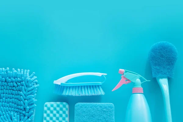 Herramientas de limpieza producto suministros composición diseño aislado en azul con espacio de copia para plantilla — Foto de Stock
