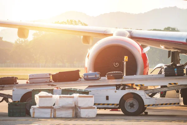 Proces van het dragen van bagage zak op een transportband naar het vliegtuig voor vertrek tijdens het reizen op de luchthaven — Stockfoto