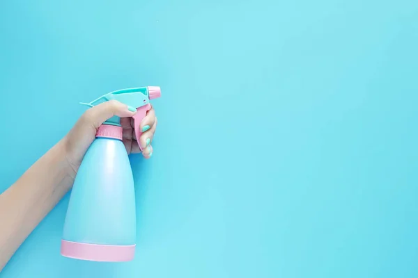Detergente de plástico azul de la botella aislado sobre fondo azul con espacio de copia para texto o logotipo — Foto de Stock