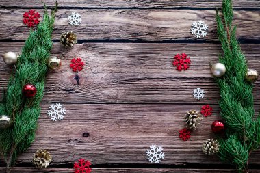 yeşil çam, altın çam kozalağı, kar taneleri, Noel süslemeleri topları ahşap arka planda fotokopi alanı ile