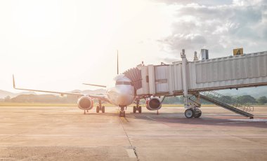 Jet Köprüsü ya da Aerobridge uçak kapısını havaalanı terminaline bağlıyor, yolcuların sığınakları bir uçaktan havaalanı kapısına iniyor.