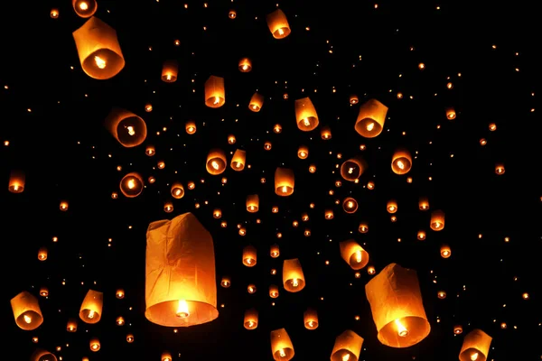 Enjambres de linternas flotantes del cielo se lanzan al aire durante la víspera de Año Nuevo y el festival de linternas Yee Peng tradicional en Chiang Mai, Tailandia . — Foto de Stock