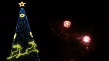 4 bin. Noel ve tatil sezonu için arka planda ışıklarla süslenmiş güzel Noel ağacı ve neon ışıklardan yapılmış ren geyiği ve gerçek havai fişeklerle donatılmış.