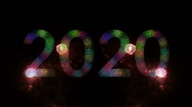 4 bin. 2020 yılının havai fişek yağmuru partikülleri ve kıvılcımlarla dolu yeni yıl kutlamaları, gerçek havai fişek festivali gece gökyüzünde renkli bir şekilde sergilenecek.