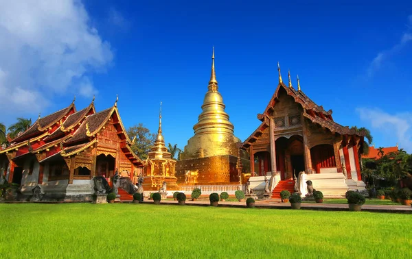 Wat Phra Singh templo en Chiang Mai, Tailandia. destino de viaje más popular y atracción para el turista cuando visite Chiang mai, Tailandia . — Foto de Stock