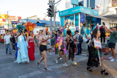 Pattaya, Tayland - 15 Şubat 2020: 15 Şubat 2020 'de Tayland' ın Pattaya kentinde gökkuşağı rengi giyen insanların katıldığı Lgbt geçit töreninin bir parçası