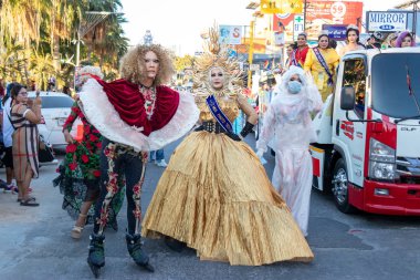 Pattaya, Tayland - 15 Şubat 2020: 15 Şubat 2020 'de Tayland' ın Pattaya kentinde gökkuşağı rengi giyen insanların katıldığı Lgbt geçit töreninin bir parçası