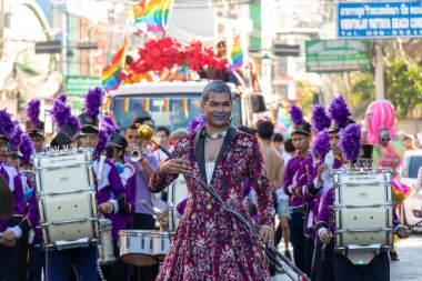 Pattaya, Tayland - 15 Şubat 2020: 15 Şubat 2020 'de Tayland' ın Pattaya kentinde gökkuşağı rengi giyen insanların katıldığı Lgbt geçit töreninin bir parçası