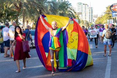Pattaya, Tayland - 15 Şubat 2020: 15 Şubat 2020 'de Tayland' ın Pattaya kentinde gökkuşağı rengi giyen insanların katıldığı Lgbt geçit töreninin bir parçası