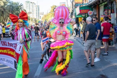 Pattaya, Tayland - 15 Şubat 2020: 15 Şubat 2020 'de Tayland' ın Pattaya kentinde gökkuşağı rengi giyen insanların katıldığı Lgbt geçit töreninin bir parçası