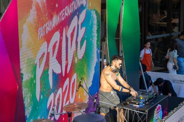 Pattaya, Tayland - 15 Şubat 2020: 15 Şubat 2020 'de Tayland' ın Pattaya kentinde gökkuşağı rengi giyen insanların katıldığı Lgbt geçit töreninin bir parçası