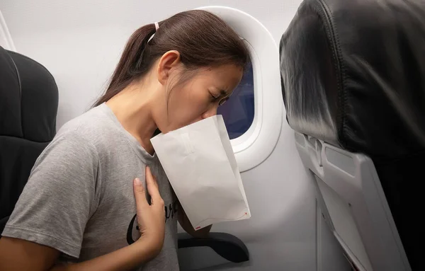 Γυναίκα Επιβάτης Στο Αεροπλάνο Αισθάνθηκε Αδιαθεσία Που Προσβλήθηκε Από Ναυτία — Φωτογραφία Αρχείου