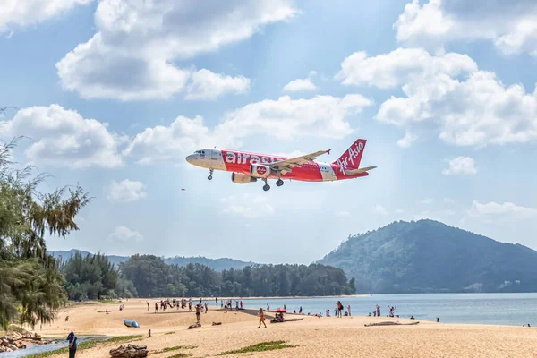 Phuket Thailand Fevereiro 2020 Aeronaves Airasia Prontas Para Pousar Com — Fotografia de Stock