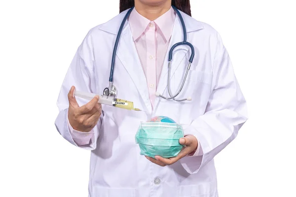 Lekarz Fartuchu Przy Użyciu Strzykawki Szczepionką Kuli Ziemskiej Maską Higieniczną — Zdjęcie stockowe