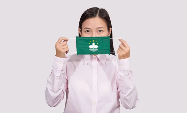 Asiatin Mit Hygienischer Gesichtsmaske Die Macau Flagge Bemalt Vor Dem — Stockfoto