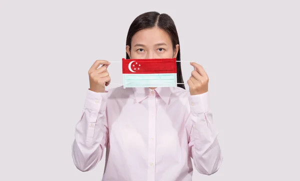 Азиатка Гигиенической Маске Лица Рисует Сингапурский Флаг Защитить Вспышки Инфекции — стоковое фото