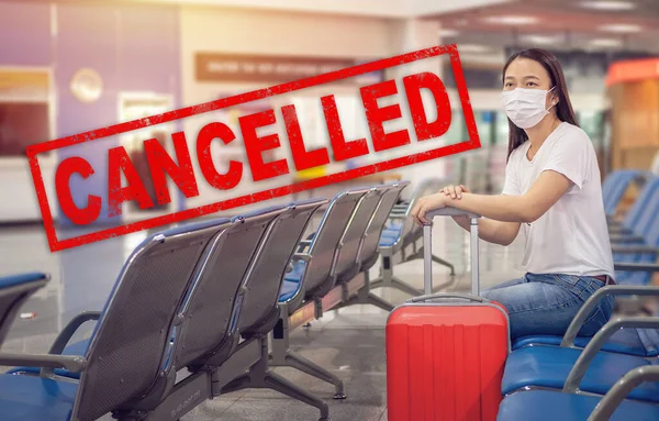 Cancelación Vuelo Turista Asiático Con Equipaje Con Máscara Higiénica Para — Foto de Stock