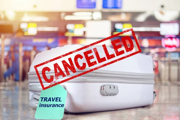 Concetto Cancellazione Del Volo Borsa Viaggio Aeroporto Con Cartellino Assicurazione — Foto Stock