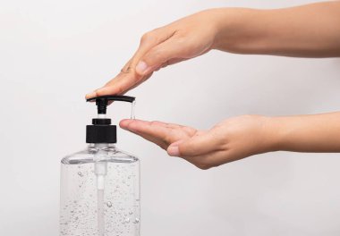 Kişisel hijyen. Temizlik ve dezenfeksiyon için el dezenfekte jeli kullanan insanlar COVID-19 Coronavirüs salgını sırasında mikrop bulaşmasını önlediler.