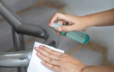 Dezenfekte, sterilize etme, hijyen bakımı. Trabzanda alkol spreyi kullanan temizlik personeli ve temizlik ve dezenfeksiyon için sık sık temas edilen bölge COVID-19 enfeksiyonları sırasında yayılan mikropların önlenmesi