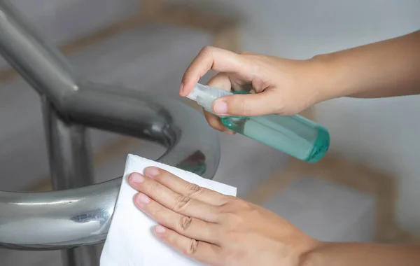 Desinfectar Desinfectar Cuidar Higiene Personal Limpieza Que Utiliza Aerosol Alcohol — Foto de Stock
