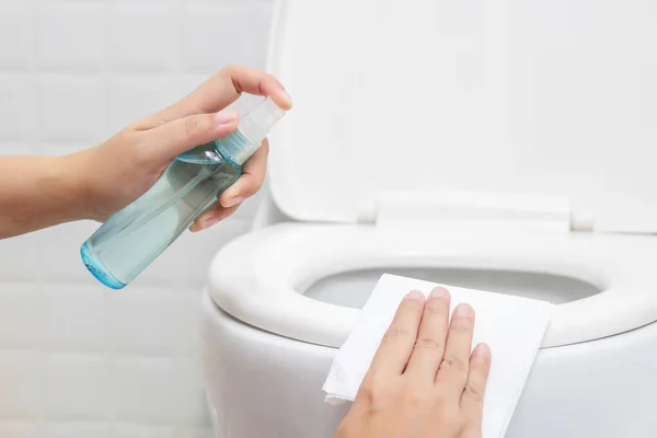 Desinfectar Desinfectar Cuidar Higiene Personas Que Usan Aerosol Alcohol Tapa — Foto de Stock