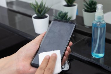 Dezenfekte, sterilize etme, hijyen bakımı. Cep telefonundaki parmak izlerini dezenfeksiyon için temizleme, COVID-19 Coronavirüs enfeksiyonları sırasında yayılan mikropların önlenmesi.