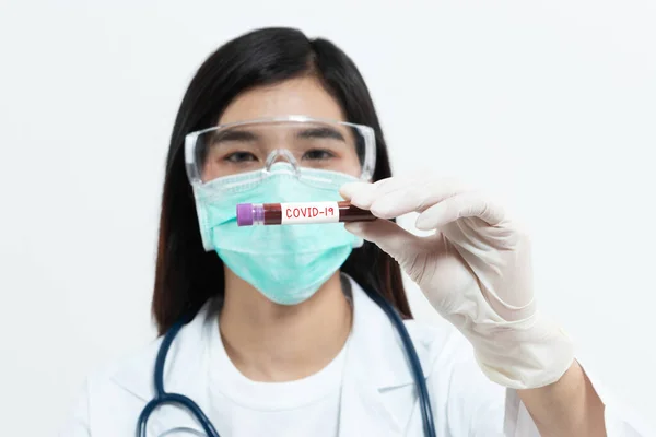 Muestra Sangre Del Coronavirus Médico Asiático Sosteniendo Tubo Ensayo Con —  Fotos de Stock