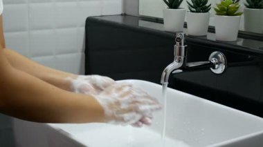 4 bin. Kişisel hijyen. Ellerini yıkamak, sabunla iyice ovmak temizlik ve dezenfeksiyon için bolca köpük içeren COVID-19 Coronavirus enfeksiyonları sırasında mikrop bulaşmasını önlemek.