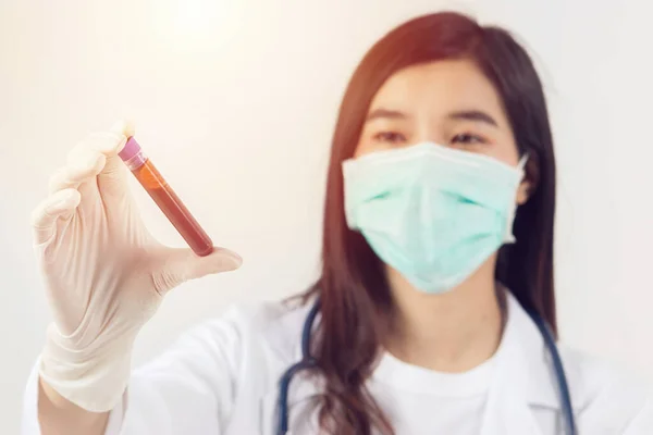 Blodprov Från Coronavirus Asiatisk Läkare Håller Provrör Med Blod För — Stockfoto