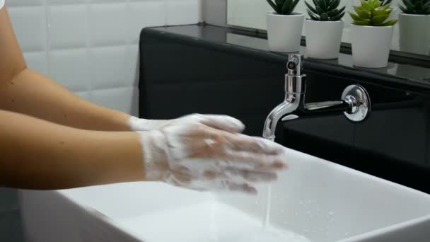 个人卫生 用含有大量清洁和消毒泡沫的肥皂彻底揉搓双手 防止Covid 19感染期间细菌的传播 — 图库视频影像