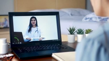 Hasta kadın video konferansı yapıyor, bilgisayardan doktorla çevrimiçi istişare yapıyor, hasta doktorlara hastalıkları ve ilaçları video aracılığıyla soruyor. Teletıp, Teletıp ve internet hastanesi